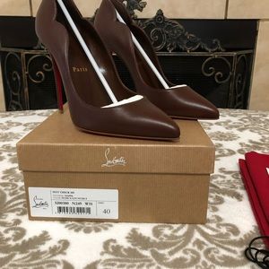 Brand new never worn brown Christian louboutin pump.